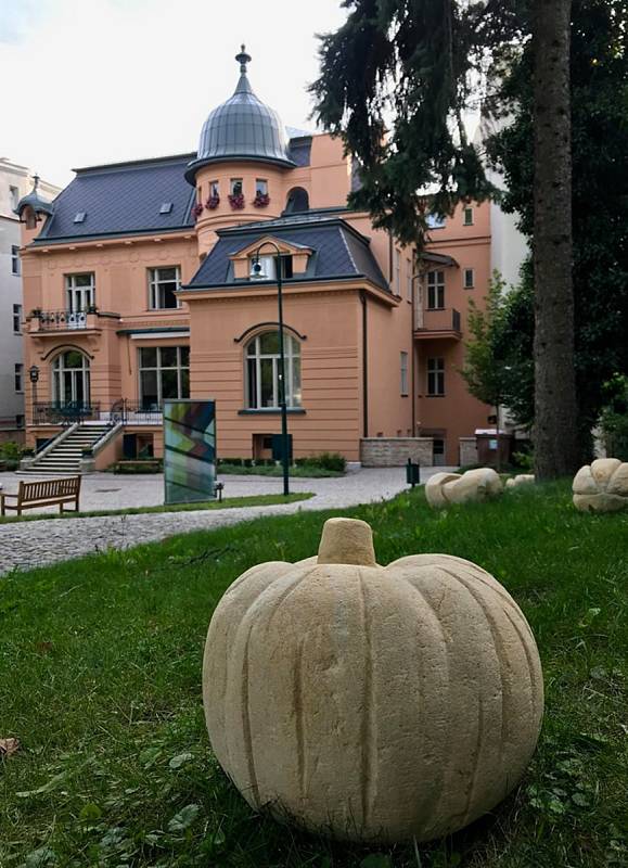 Ve čtvrtek odpoledne odstartovala vernisáží výstava Z kamene v zahradě vily Löw-Beer.
