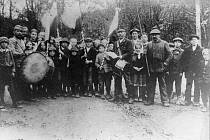 Momentka z Velkých Opatovic zachytila v říjnu 1918 oslavy místních k ukončení války a vzniku nové republiky. O několik dní později vysázeli Opatovičtí šestnáct lip svobody. Do současnosti se zachovala jediná z nich.