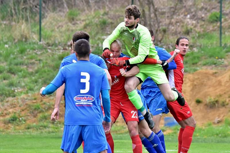 Blanenští fotbalisté (v červeném) remizovali na domácím hřišti s Otrokovicemi 1:1.