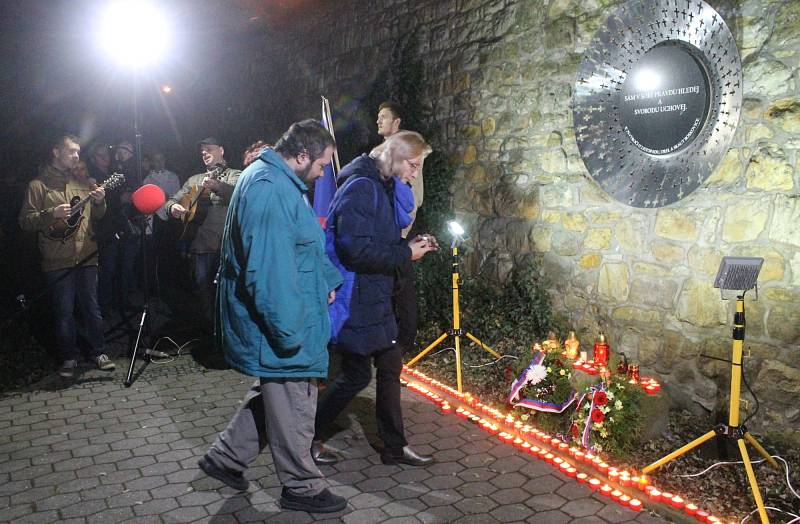 Boskovičtí uctili památku obětí totalitních režimů a také teroristických útoků v Paříži. U tamního kostela svatého Jakuba staršího.