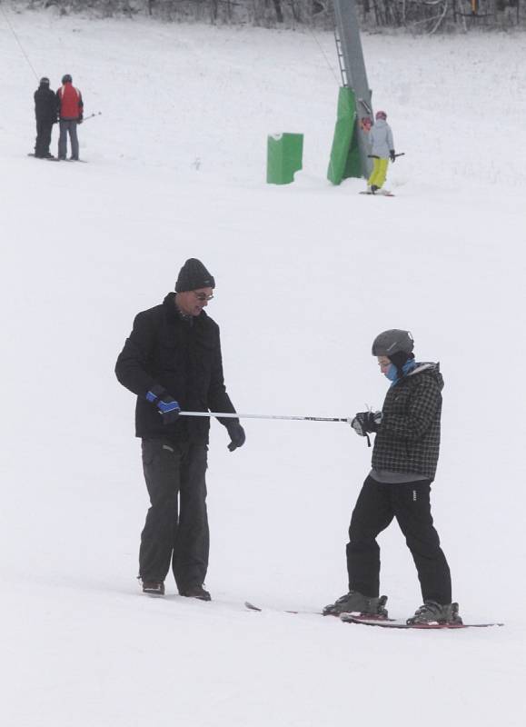 V Olešnici odstartovali lyžařskou sezonu. Jede zatím jen kotva. V Hodoníně u Kunštátu jen zasněžují. Otevřou zřejmě další víkend.