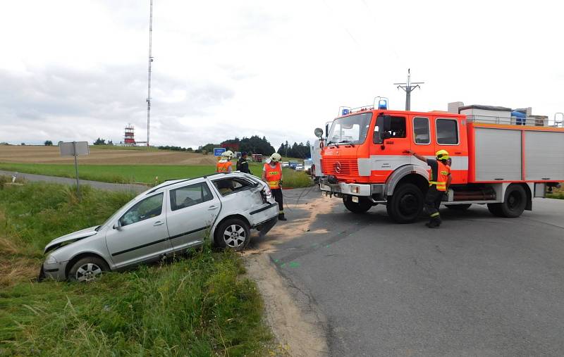 U Lipovce bourala dvě auta. Pro zraněnou spolujezdkyni přiletěl vrtulník.