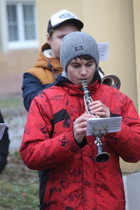 Muzikanti z dechového orchestru Malá Haná v neděli hráli například ve Vanovicích nebo ve Světlé.