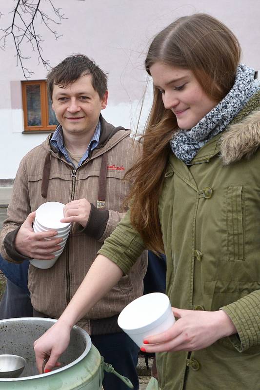 Štědrovečerní polévka pro chudé i bohaté v Letovicích chutnala. Na dobročinné účely přinesla bramboračka přes třicet tisíc korun.
