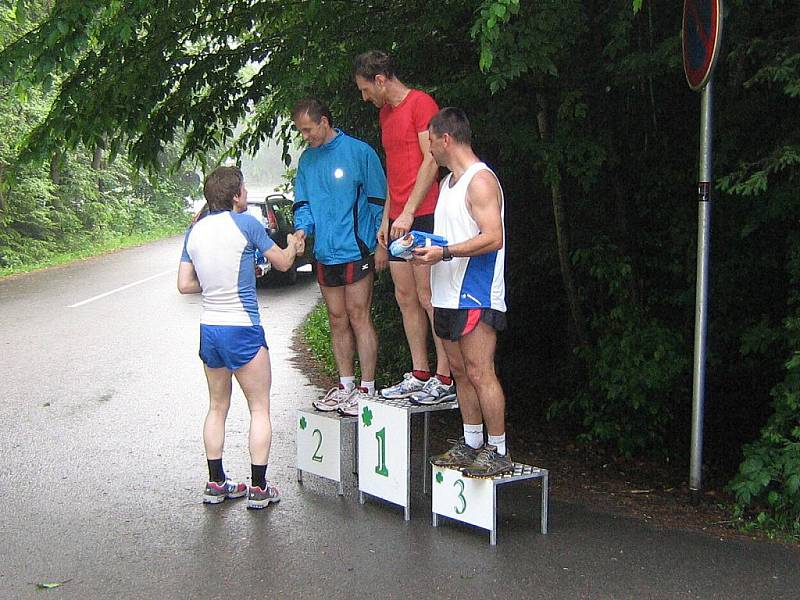 Třetí závod Hraběnka Cupu 2011 ze Skalního Mlýna na Macochu vyhrál Roman Chlup z Boskovic a Milada Barešová z Kunštátu.