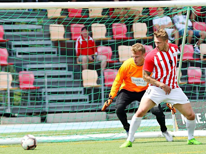 V jihomoravském derby Superligy malého fotbalu vyhrálo Blanensko (modré dresy) v Brně 4:2.