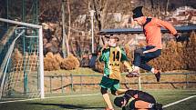 VÝHRA V PŘÍPRAVĚ. Fotbalisté Ráječka (v zelenožlutém) porazili slovenský Radimov 5:2. Foto: Tomáš Srnský