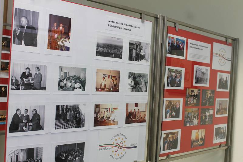Výstava v blanenské knihovně mapuje padesátileté partnerství Blanska s italským Scandianem.