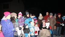 V Doubravici nad Svitavou se u vánočního stromu na náměstí Svobody ke zpívaní sešlo asi 140 malých i velkých zpěváků. Na klávesy je doprovodil varhaník Pavel Plhoň.