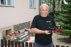 Jiří Šimkůj má před domem v blanenské Divišově ulici model zahradní železnice. Vláčky už u něj v turistické sezoně pravidelně v neděli jezdí pět let.
