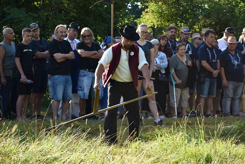 Kloboučské bratrstvo pořádalo už po dvanácté sečení otav. Soutěžilo jedenáct mužů, pět žen a dva junioři.