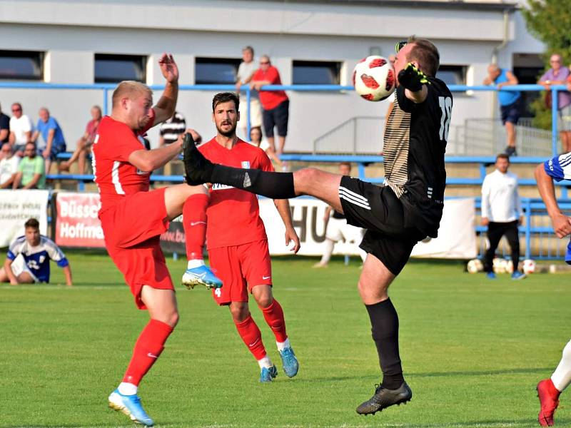 V utkání Moravskoslezské ligy remizovali fotbalisté FC Dolní Benešov (modré dresy) s FK Blansko 1:1.