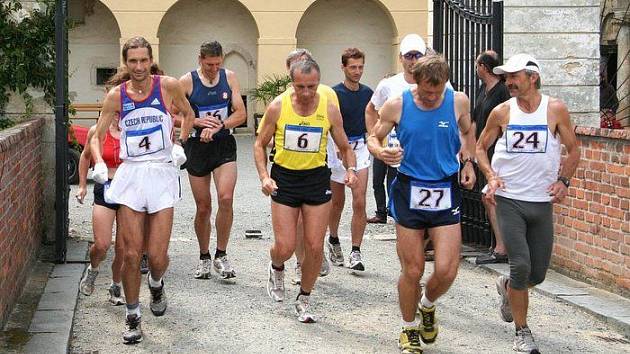 Daniel Orálek (vlevo) si s přehledem doběhl pro další celkové vítězství v Moravském ultramaratonu.