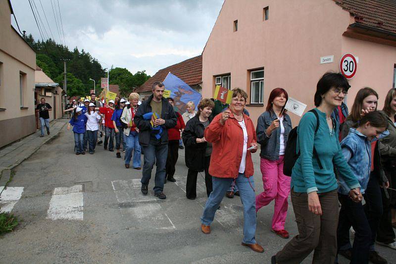 Od asfaltového parkoviště u rybníka Olšovec vyrazil po obědě směrem ke kulturnímu domu pochod paroháčů. 