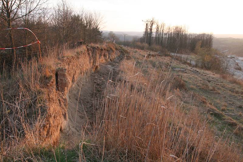 V kamenolomu poblíž obce Újezd u Boskovic došlo před časem k sesuvu půdy. Podle odborníků za něj mohla podmáčená skládka. Těžaři musí zajistit přeložku elektrického vedení.