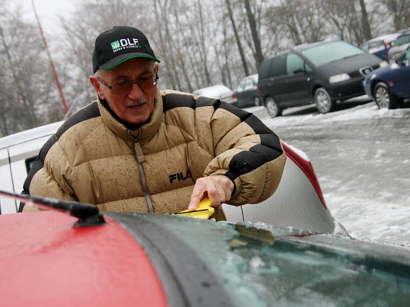 Ledovka komplikovala provoz v regionu od nedělního večera. Na snímku řidič čistí auto od ledu v adamovské ulici Družstevní.