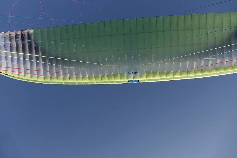 Paraglidista Petr Buchta prosvištěl nad Blanenskem s novým padákem. Poznáte kde létal? Se souhlasem Petra Buchty