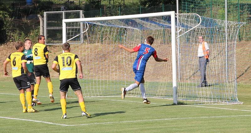 Fotbalisté Blanska porazili v úvodním zápase Rosice (ve žlutém) 3:1.