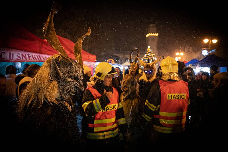 V Boskovicích krampusáci naháněli hrůzu. Za maskami se skrývali také členové hasičského sboru Mazurie.