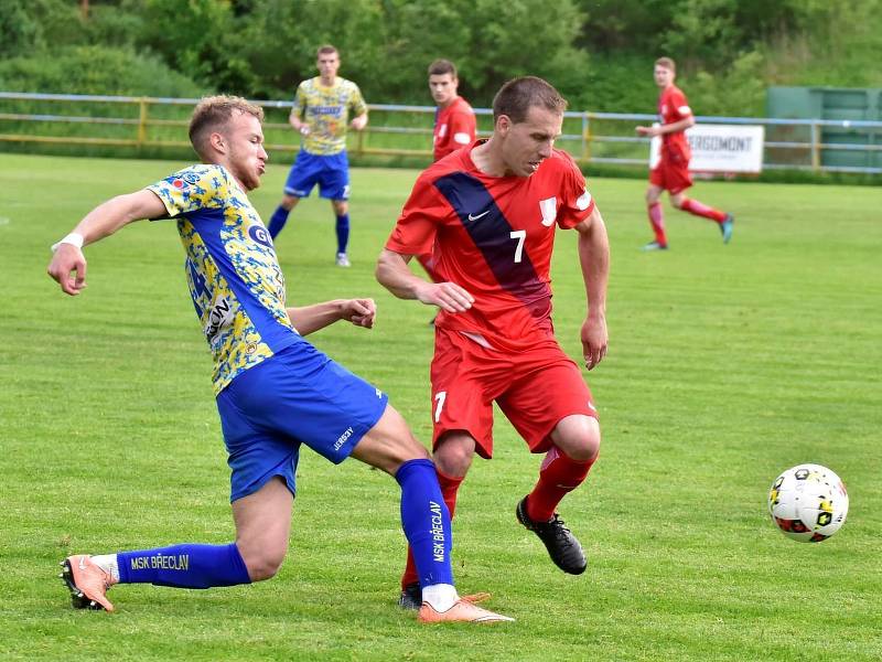 V utkání D skupiny Moravskoslezské divize prohráli fotbalisté FK Blansko (červené dresy)  doma s MSK Břeclav 1:2.