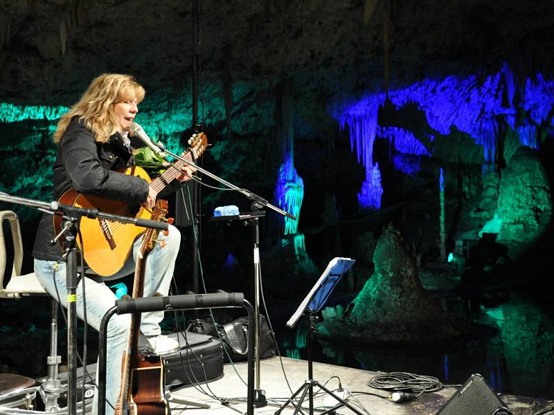 Koncertem Lenky Filipové byl ve středu večer zahájen letošní ročník festivalu Čarovné tóny Macochy.