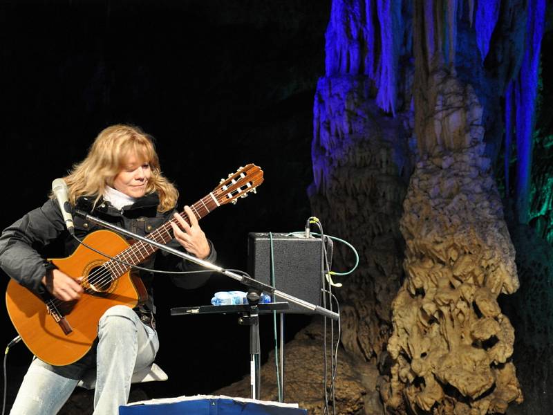 Koncertem Lenky Filipové byl ve středu večer zahájen letošní ročník festivalu Čarovné tóny Macochy.