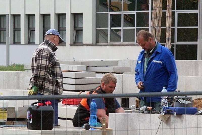 Dělníci musí do konce září dokončit stavbu klidové zóny na místě po zbouraném hotelu Dukla v Blansku.