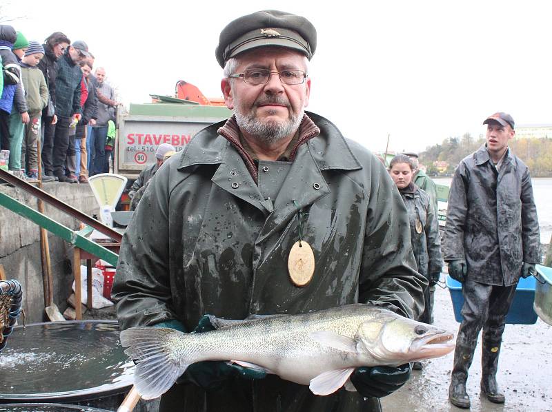 Výlov rybníka Olšovec přilákal do Jedovnic tisíce lidí.