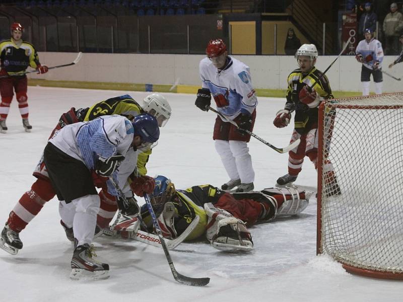 Hokejsté Blanska (v bílém) prohráli doma s Velkou Bíteší 2:4.