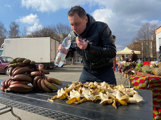 Banánový masakr v Boskovicích! Maxijedlík Jaroslav Němec snědl za pět minut téměř tři kila.