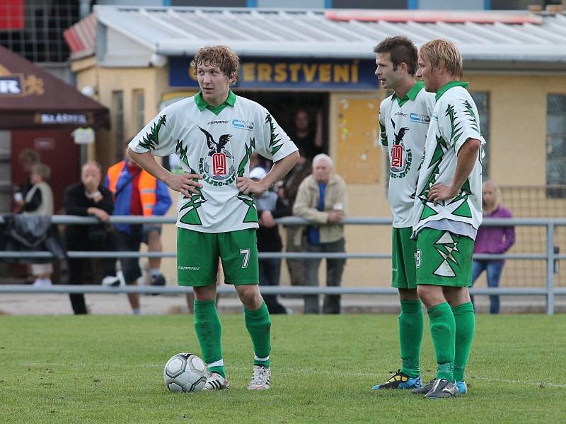 Na první podzimní vítězství čekali fotbalisté Rájce-Jestřebí v I. A třídě až do šestého kola. Na domácím trávníku Ráječtí v neděli překvapivě porazili tým z popředí tabulky Slovan Brno. Jedenáctka kouče Jaroslava Málka vyhrála 2:1.