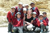 Martina Mynaříková se svými žáky a na výletech v Indii.