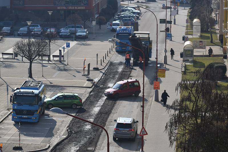 Zákazy vjezdu, policisté v reflexních bundách, těžká stavební technika. Ve středu ráno začala v centru Blanska tříměsíční uzavírka. Dělníci se totiž pustili do opravy kanalizace a vodovodu. Později tam přijde na řadu rekonstrukce silnic a chodníků.