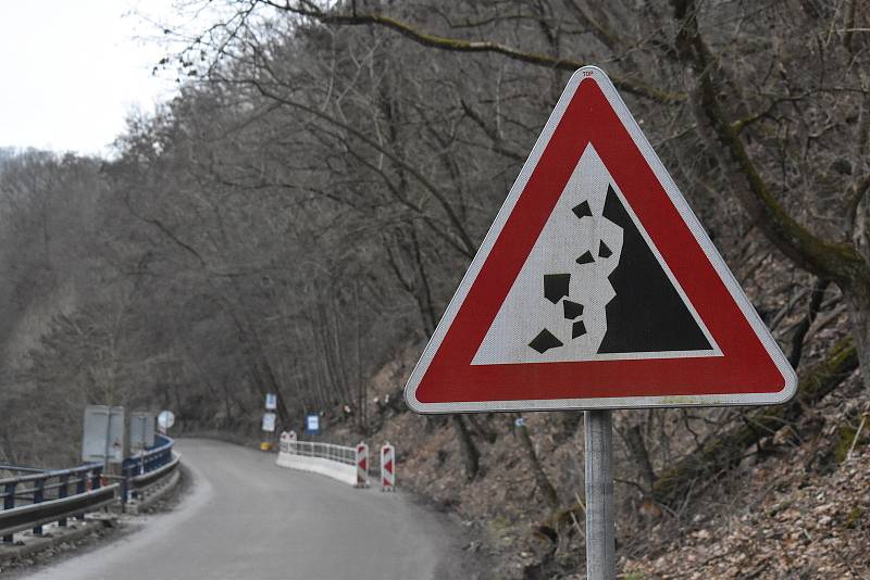 Výlukové autobusy staví konečně i pod Ronovem. Po měsíci a půl.