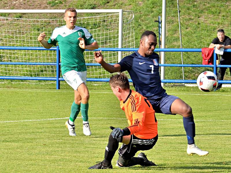 V devátém kole Moravskoslezské divize D zaznamenali fotbalisté Blanska (modrá) deváté vítězství.