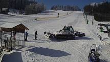 V Olešnici tahá od pátku lyžaře rolba. V pondělí je skiareál připravený otevřít.