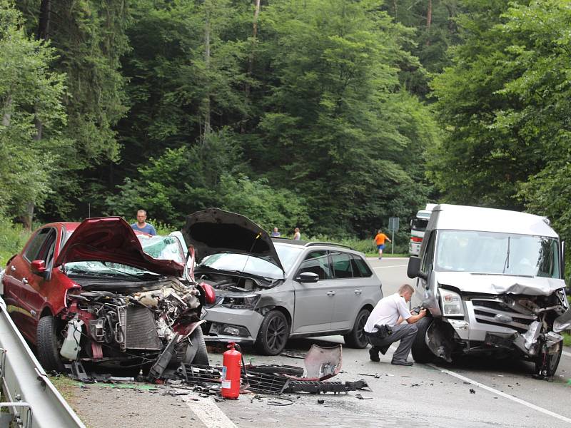 Nehoda u Olešné na Blanensku. Srazila se dvě auta s dodávkou.