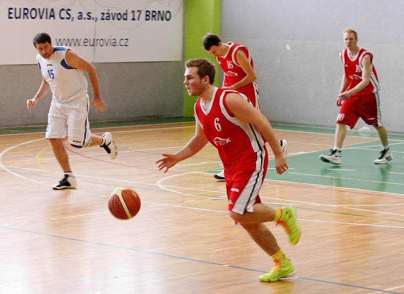 Basketbalisté ASK Blansko (v bílém) zatím v OP II válí. O víkendu vyhráli oba domácí zápasy. V sobotu oplatili béčku Uherského Brodu dosud jedinou porážku v sezoně. V neděli pak v tréninkovém tempu rozstříleli rezervu Kroměříže. (v červeném).