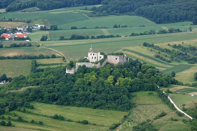 Paraglidista Petr Buchta z Adamova na Blanensku tentokrát vyměnil krásy Moravského krasu z ptačí perspektivy za kraj vinic, řeky Dyje a jezer pod Pálavou. Poznáte, nad kterými místy na Břeclavsku a v Rakousku létal? Se svolením Petra Buchty