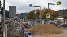 Na průtahu Blanskem staví dělníci v ulicích Svitavská a Poříčí nové kruhové objezdy. Průjezdné mají být do konce listopadu.