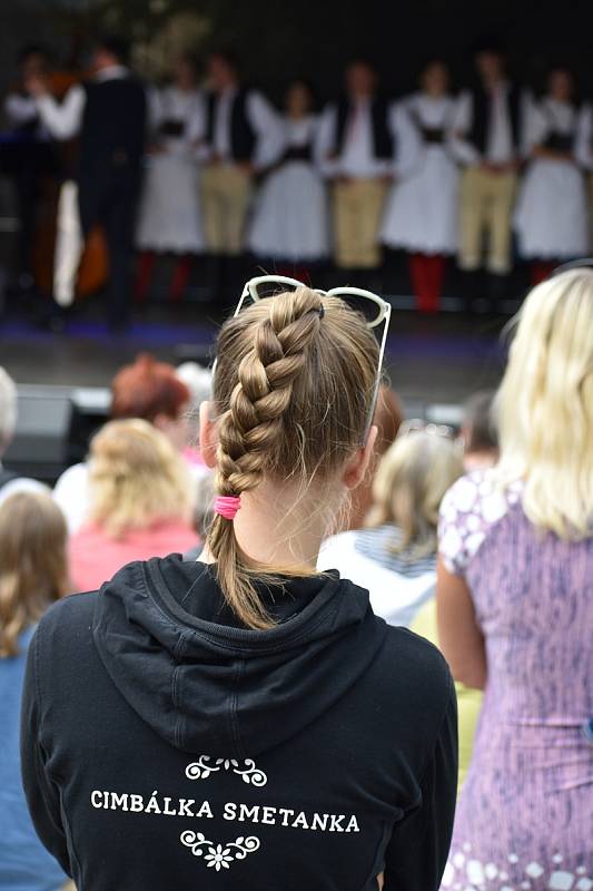 V sobotu a v neděli ovládly Boskovice tradiční Husí slavnosti. S pořadovým číslem osmnáct. Příchozí si pochutnali nejen na lahodných pečínkách. Na pódiu na Masarykově náměstí a také v letním kině pak pořadatelé připravili sérii koncertů. Vystoupil napříkl