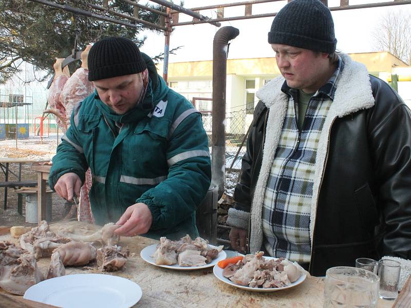 Cetkovičtí uspořádali v sobotu už potřetí obecní zabijačkové hody.