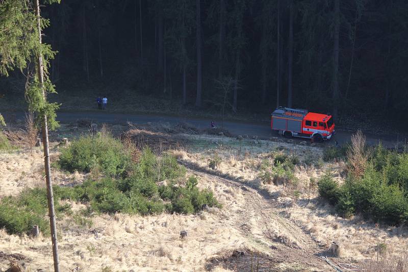 V Suchém Žlebu u obce Vilémovice na Blanensku hořela mýtina v prudkém srázu. Nedaleká rezervace Vývěry Punkvy byla v ohrožení. Požár lesa hasil i vrtulník.