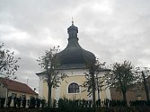 Ve Lhotě Rapotině mají druhý nejmenší filiální kostelík v Česku. Zato s třetí největší střechou ve tvaru cibule a varhanami s ručním taháním.
