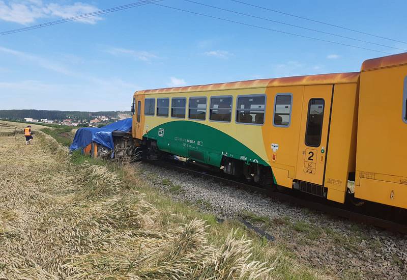 U Velkých Opatovic na Blanensku se 15. července před 8:00 na přejezdu srazil osobní vlak s dodávkou. Vlak vykolejil.