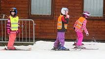 Děti ze základní školy ve Sloupu vyrazili na lyžařský kurz do ski areálu v Olešnici. Škola jezdí do areálu vyráží každoročně.