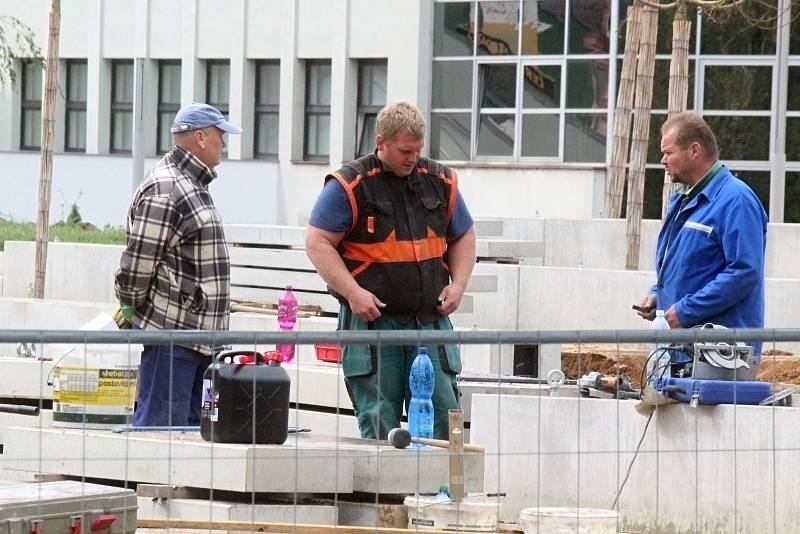 Dělníci musí do konce září dokončit stavbu klidové zóny na místě po zbouraném hotelu Dukla v Blansku.