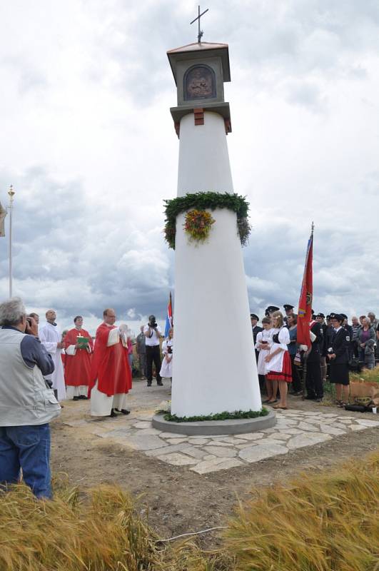 10. výročí povodně na Olešnicku. Slavnostní bohoslužba u nově postavených božích muk nad Olešnicí.