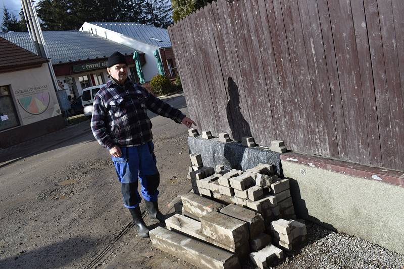 Olomučany jsou kvůli stavbě nové kanalizace a opravě vodovodu už tři čtvrtě roku rozkopané. Místním kvůli špíně a neukázněným řidičům dochází trpělivost.