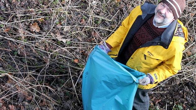 Ráječtí vodáci zorganizovali již potřetí čištění břehů řeky Svitavy mezi Blanskem a Adamovem.